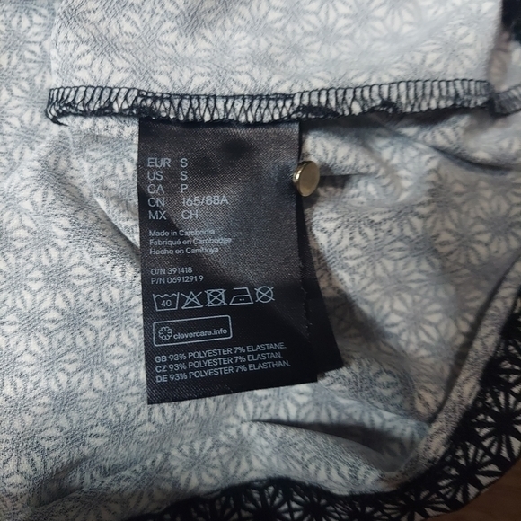 H&M black white printed blouse 3/4 sleeve size small - Picture 4 of 5